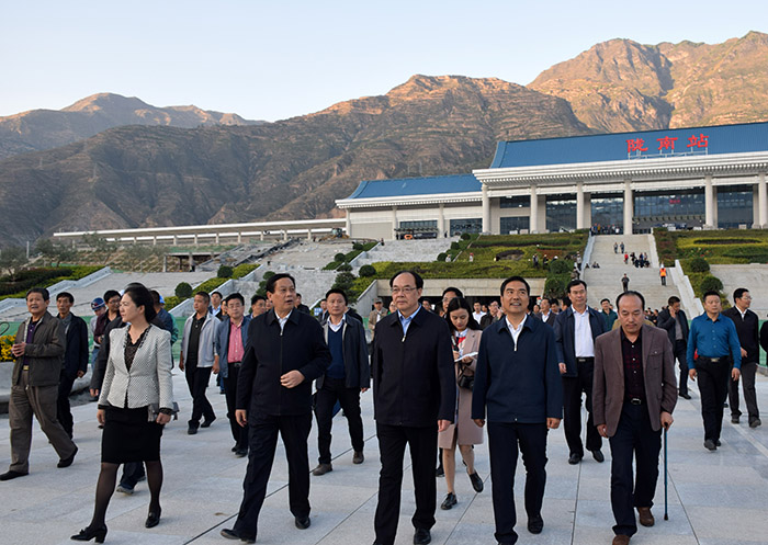 全國、省市政協(xié)委員體驗蘭渝鐵路、視察階州廣場