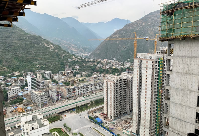 匠心傾注、喜封金頂——龍江?雙子座商住小區(qū)主體順利封頂