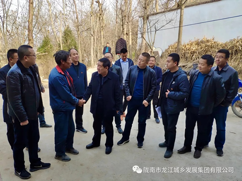 市龍江集團(tuán)在文縣橋頭鎮(zhèn)安子坡村開展“解難題、辦實(shí)事、送溫暖”活動(dòng)