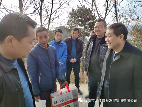 市龍江集團(tuán)在文縣橋頭鎮(zhèn)安子坡村開展“解難題、辦實(shí)事、送溫暖”活動(dòng)