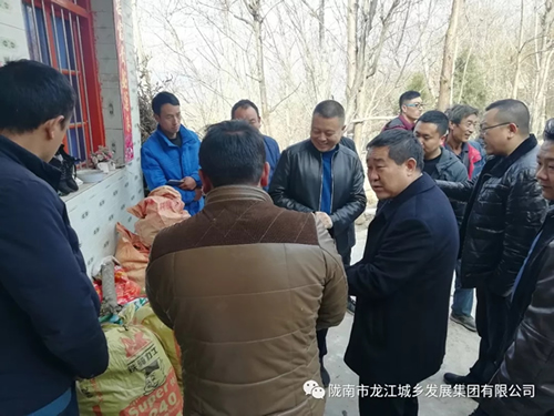 市龍江集團(tuán)在文縣橋頭鎮(zhèn)安子坡村開展“解難題、辦實(shí)事、送溫暖”活動(dòng)