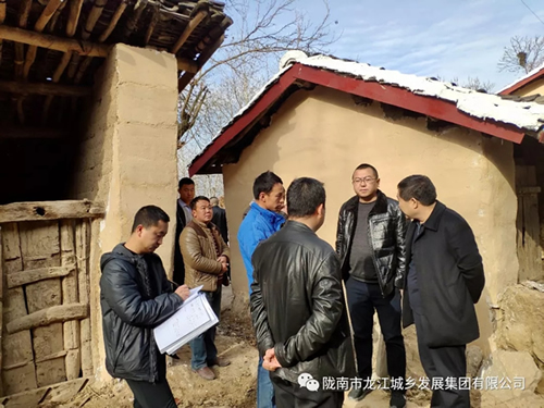 市龍江集團(tuán)在文縣橋頭鎮(zhèn)安子坡村開展“解難題、辦實(shí)事、送溫暖”活動(dòng)