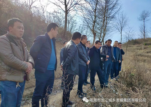 市龍江集團(tuán)在文縣橋頭鎮(zhèn)安子坡村開展“解難題、辦實(shí)事、送溫暖”活動(dòng)